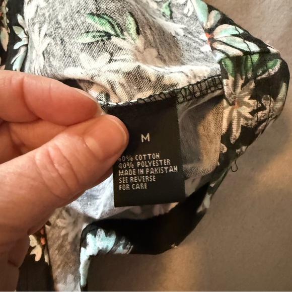 Black Floral Tank Top Women's Size Medium - Picture 4 of 4